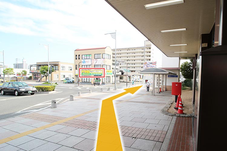 金券ショップと駐輪場の間の道を線路沿いに進みます。