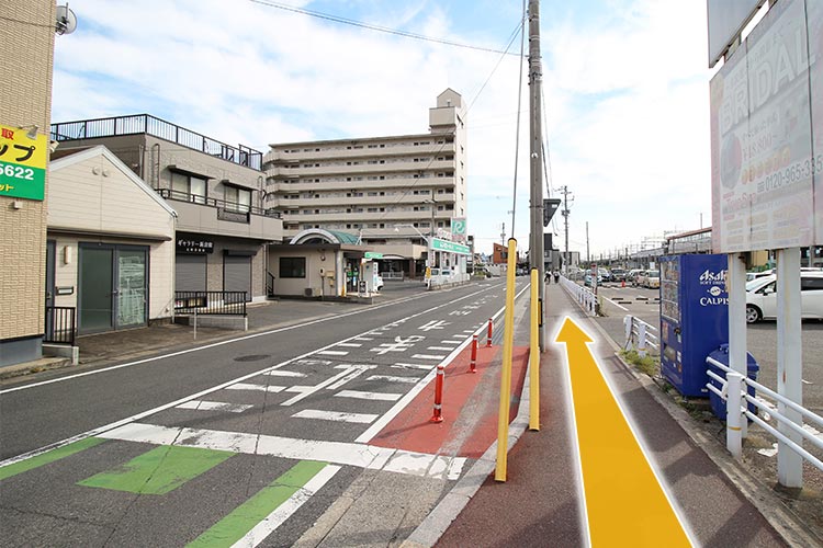 歩道を線路沿いにずっとそのまま進みます。