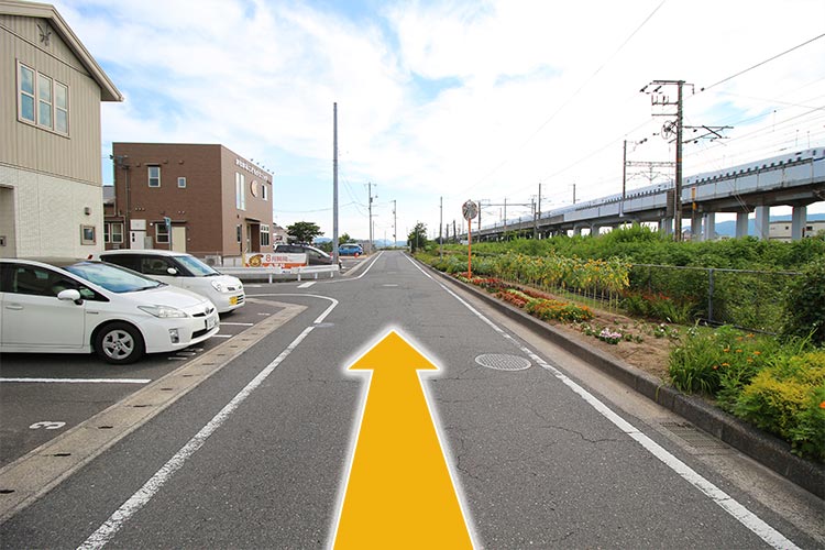 線路沿いを約200ｍそのまま直進します。